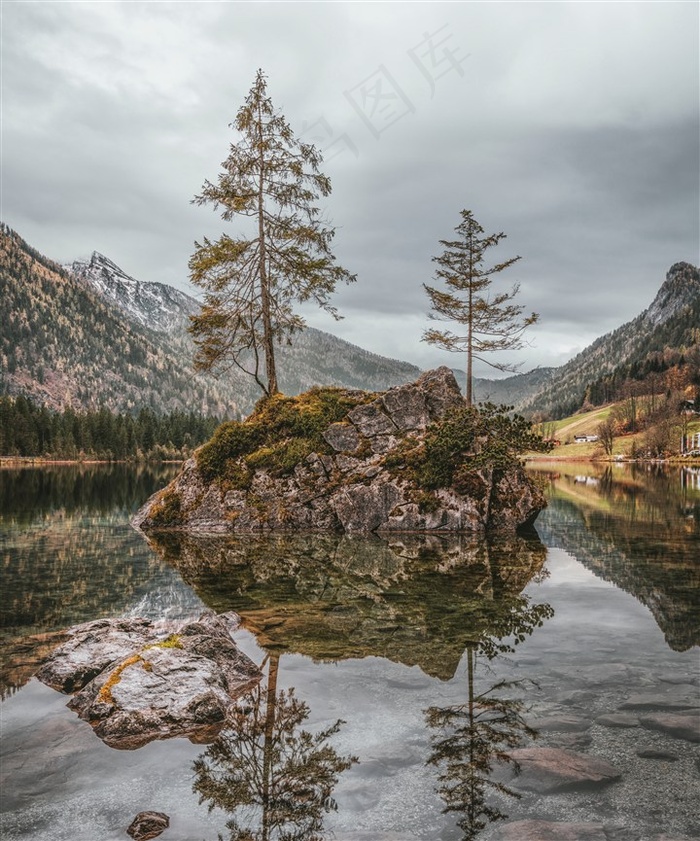 唯美湖泊山峰高清图片