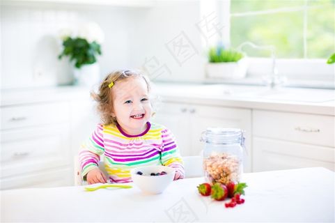 吃水果的女孩图片