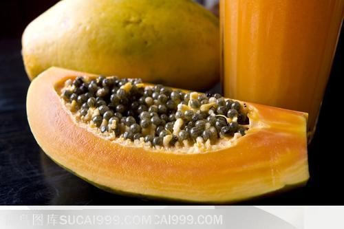 桌子上切开的木瓜