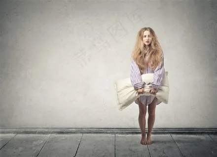 抱着枕头的美女 抱着枕头的美女