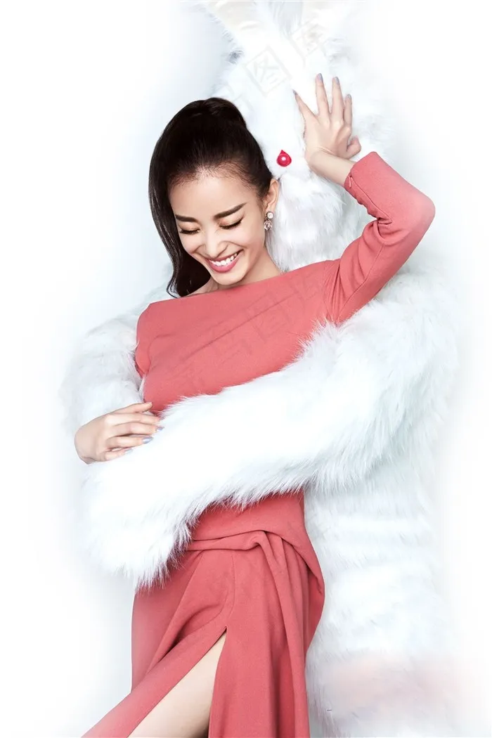 被兔子抱住的美女