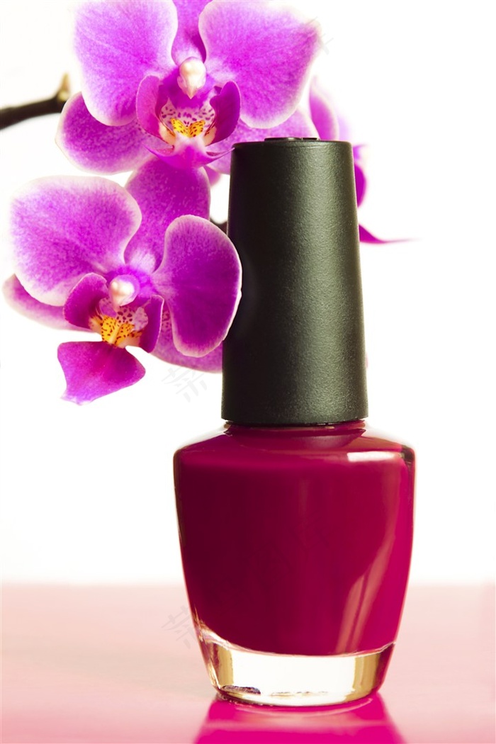 花朵旁的玫色指甲油