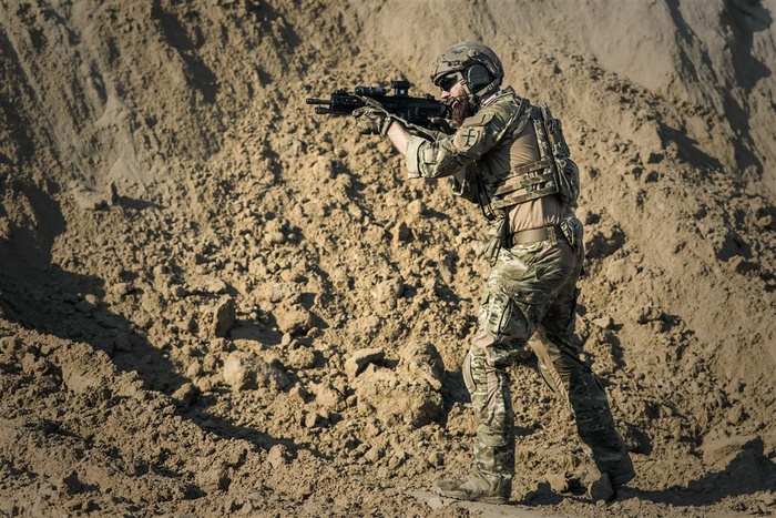 拿枪射击的士兵摄影大图
