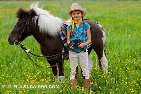 牵着棕色骏马的外国小女孩