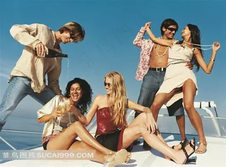 坐着甲板上喝着啤酒热舞的年轻聚会人群