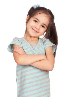 抱着肩膀的可爱小女孩摄影高清图片