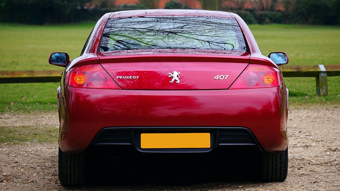红色标致407汽车图片