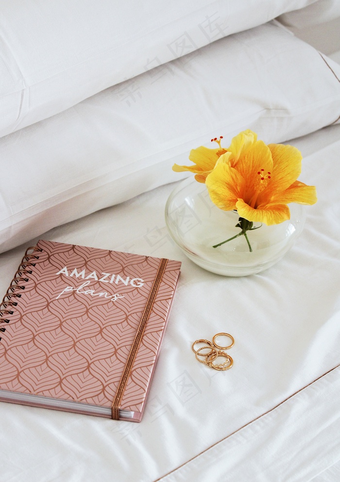 记事本和黄色百合图片