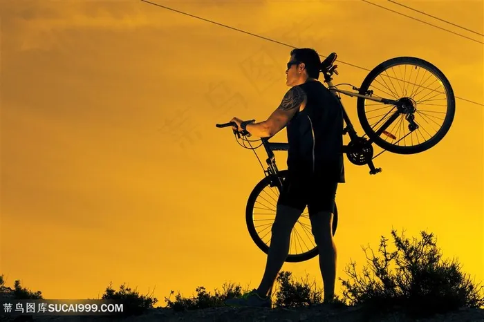 黄昏骑山地车的男子高清图片