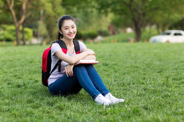 坐在地上的女学生图片