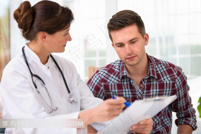 医疗系列 - 正在和病人讨论病情的医生