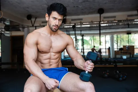 拿哑铃的国外男人 拿哑铃的国外男人