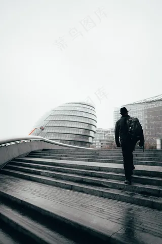 成熟稳重男人背影图片