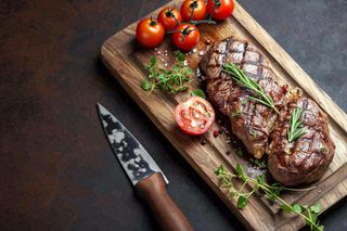 西餐美食牛肉羊肉烤肉扒类番茄食品摄影图