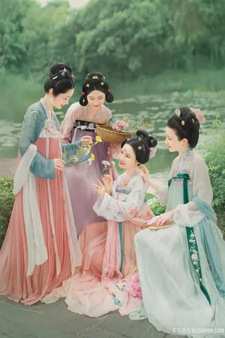 荷塘边古装汉服美女女子茶话会图片