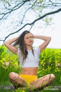 坐在草地上的高清欧美成熟美女写真图片