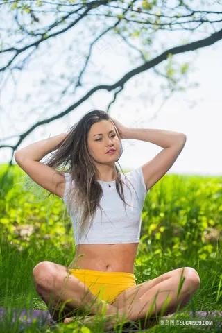 坐在草地上的高清欧美成熟美女写真图片