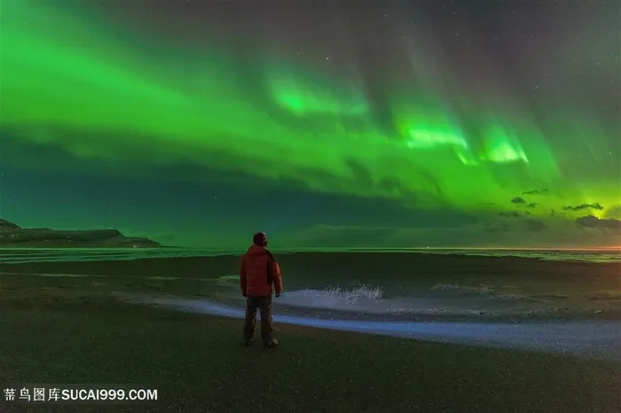 旅游的人物与北极光景色高清图