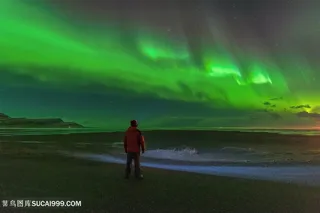 旅游的人物与北极光景色高清图