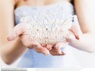 双手捧着花冠皇冠