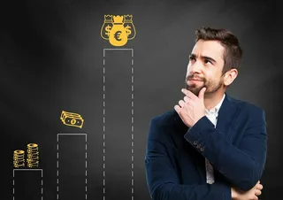 商人思考黑板前上不同类型的工资