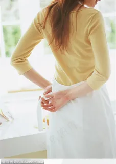 居家生活-系围兜的手部