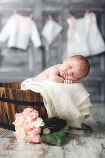 趴在洗澡盆上睡着的婴儿宝宝