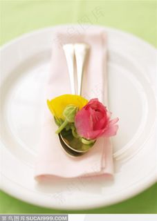 放了两朵鲜花的西餐用具