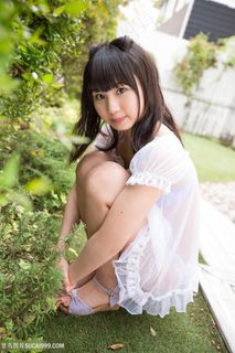 蹲在草地上的日本清纯美女高清写真图片 蹲在草地上的日本清纯美女高清写真图片