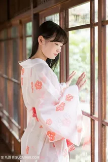 站在窗户边的高清和服小美女写真图片