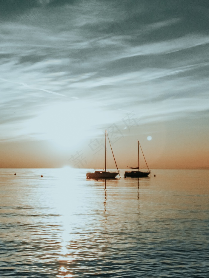 海面上两艘小船图片