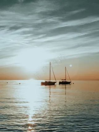 海面上两艘小船图片