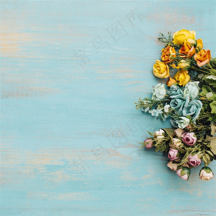 春季春天玫瑰蔷薇花束鲜花卉蓝色桌面背景
