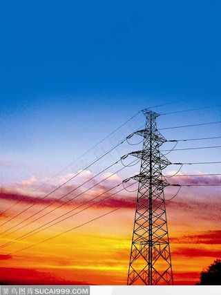 夕阳晚霞下的高压电电塔