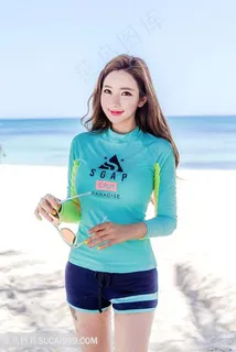 沙滩边的韩国美女李妍静图片