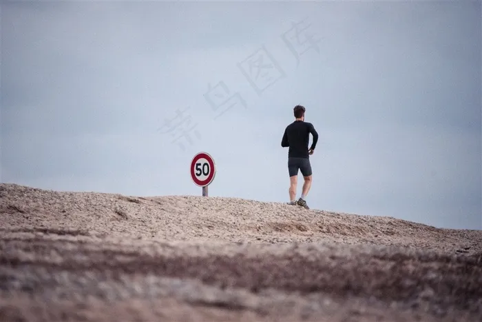 奔跑的男子素材图片
