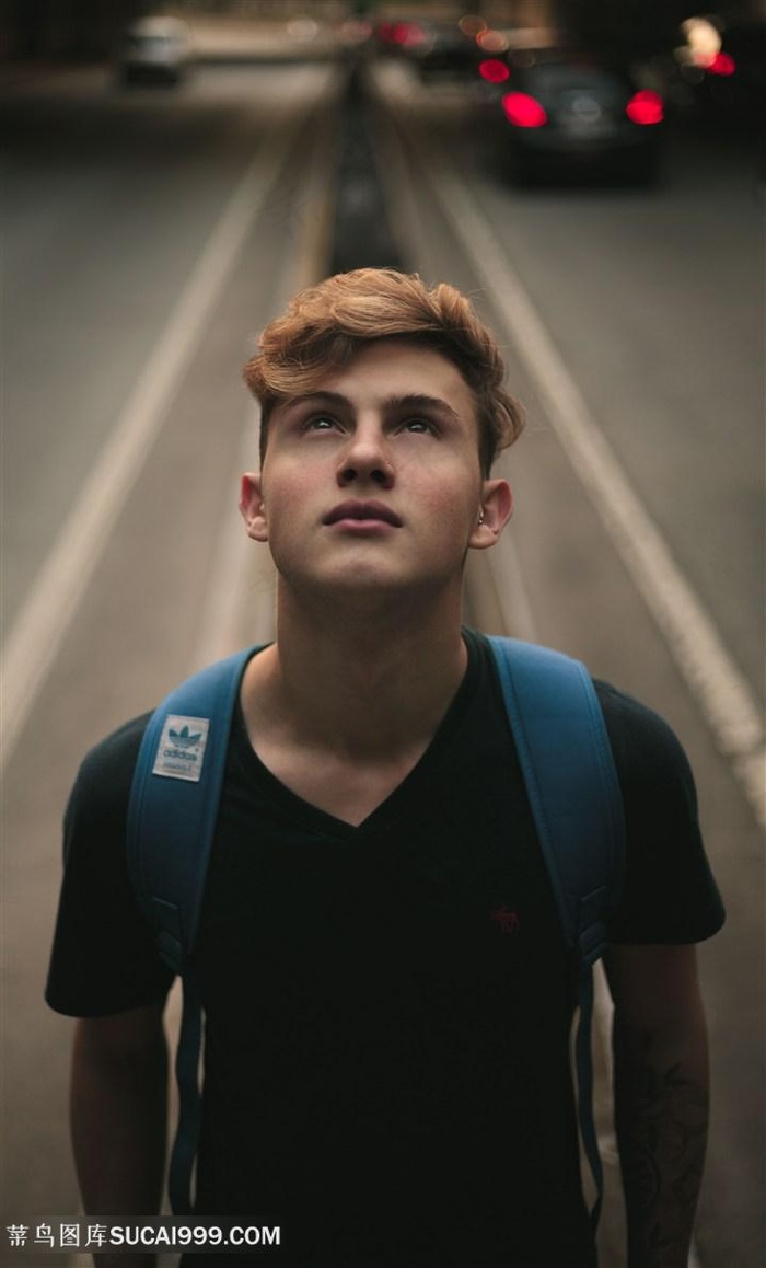 抬头看上方的欧美帅哥