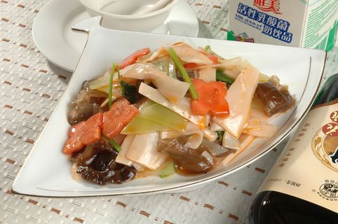 2692鲜笋片拌木耳.jpg