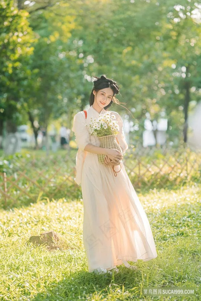 手捧小雏菊的古风白衣清纯甜美美女图片
