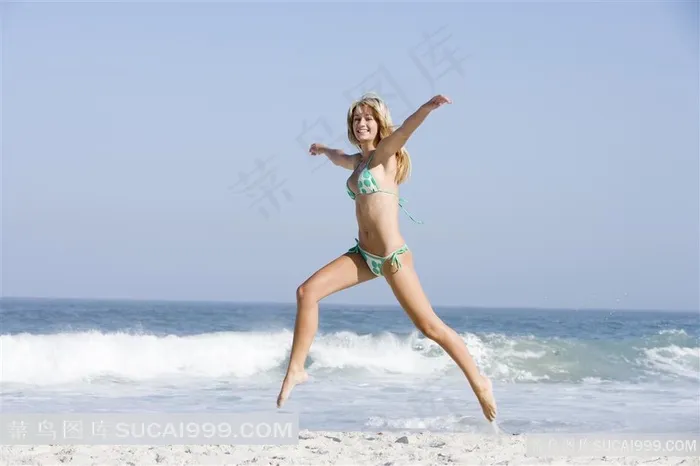 海边沙滩上奔跑的泳装美女