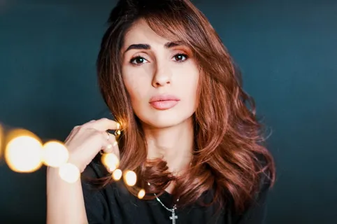 内扣梨花头美女卷发图片