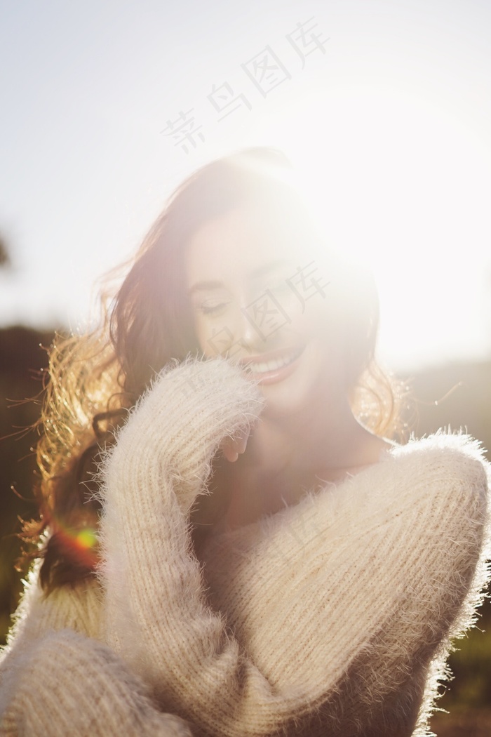 逆光微笑的美女图片