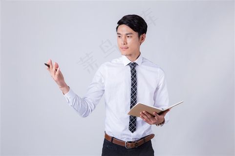 在写记录的商务男士