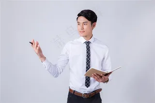 在写记录的商务男士