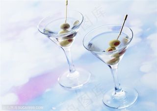 酒水饮料-高脚杯中的美酒