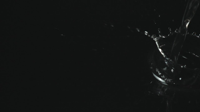 落在水面上的草莓