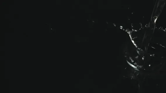 落在水面上的草莓