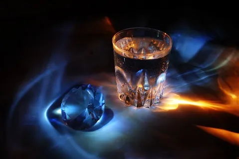 大蓝钻石和一杯水