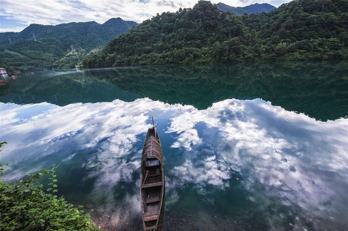 湖水微波荡漾