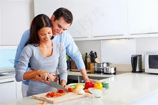 厨房的外国情侣